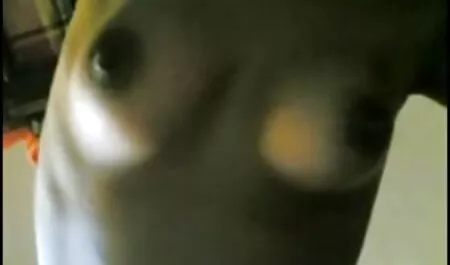 Mladu plavušu dobivaju jebena dva momka, istodobno vintage tube film joj isušuju usta i pičke