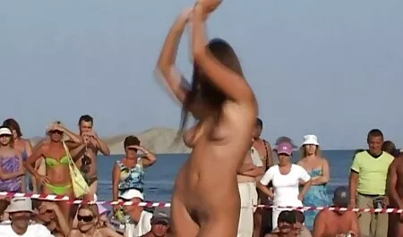 Seksi djevojka u ulozi vintage film porn sluškinje liže pičkicu od Madame