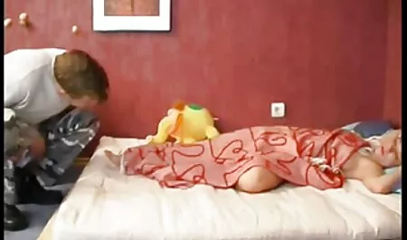 Njezin prvi lezbijski seks porn film retro i poljubac