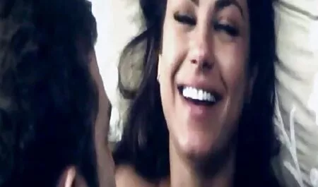 Zavodljiva pilića koja maže prstima i vibrator u stepenicama vintage old porno