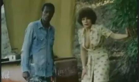 Evo lijepe film xxx retro Teigen, bilo bi glupo propustiti takvu guzicu, ove vitke noge u visokim čizmama i primamljive zrele dinje