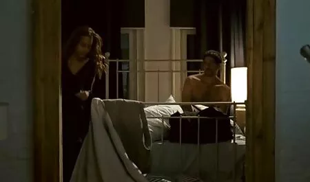 Pilići s velikim kurama retropornfilms između nogu