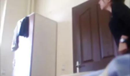 Zrela kuja retro porn cinema sisa kurac i skače na njega