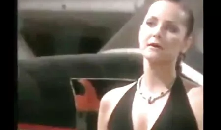 Ona priređuje malu erotsku predstavu za nas, ležeći na leđima navlači bijele tajice i skida bluzu, izlaže grudi sex classic vintage i gotovo masturbira