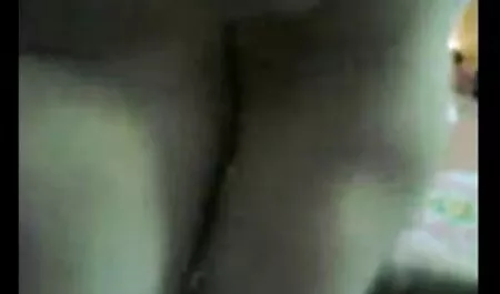 Čovjek prska spermu po svojoj retro sex film kurvoj guzi