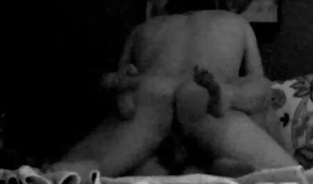 Čovjek stisne Azijske boobs, a mature retro film ona se čak i ne miče, kao da je visoka