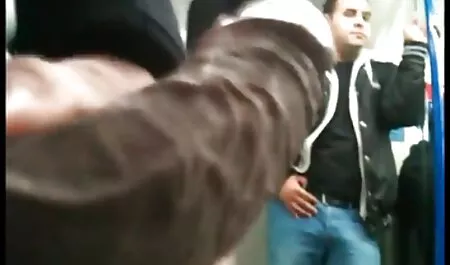 Djevojka retro porn classic se voljno jeba na stolu
