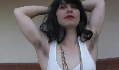 Vruća brineta dobiva seks retro porno full movie izvan grada