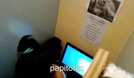 Brineta nježno miluje svoje retre porno dijete