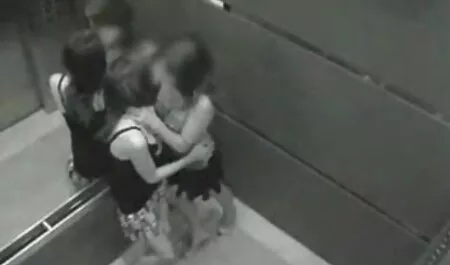 Nema ništa lakše, samo ga morate staviti u rak, iskopati malo ružičaste čari kako biste se navlažili i otvorili, a zatim mač zalijepite daleko film sex retro i duboko!