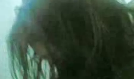 Muž snima svoju sočnu, slatku malu retro film erotic suprugu Marina sisa mu debeli penis