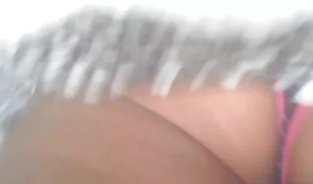 Lijepa kučka masturbira tube sex classic njezinu pičku