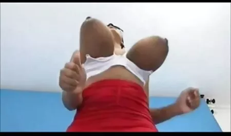 Zrela drolja s velikim sisama masturbira retro movie xxx u kupaonici
