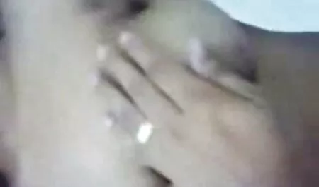 S posebnom strašću je tanka kuja skočila na tvrdog penisa. Tijekom pauze, uzbuđena drolja uzela je cijev u xxx retro film usta i opustila se dubokom puhanju
