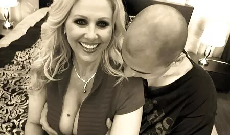 Teen u cinema vintage porn naočalama spavao je s crnim kolegom u uredu