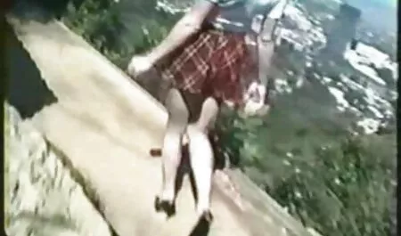 Brineta provodi vruće nedjeljno popodne u seoskoj sex film retro kući svog voljenog momka koji ju je ujutro počeo gnjaviti prljavim nesmotrenostima i brzo ubacio ukusnu ženu u svoje uzbuđene rupe