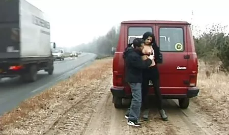 Crnka u ružičastoj miluje vintage porno films prste