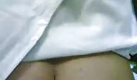 Doktor se razveo prsata brineta zbog seksa, rekao xxx retro film joj je da će bolest otići ako ona sisa njegov penis, kuja se zavede i uzme mu debeli prtljažnik u usta