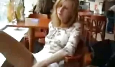 Dajući sisa na njegov veliki kurac, niger je odmah požurio jebati dijete u njezinoj pički, retro pornofilms šireći analnu kučku prstima, on ulazi u nju sa svojim penisom i dok on jebe dupe ona se jebe s krastavcem u svojoj pički, strastveni stenjači i tvrdi kurac vodit će svakoga tko pogleda
