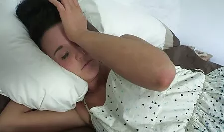 Skidajući haljinu Ane Mancini otkriva retro erotic cinema njihovo tijelo