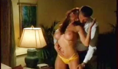 Blondie s velikim sisama ukazivanje i usisava kurac film vintage porn