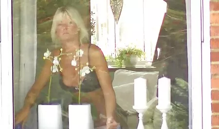 Mlada kuja pred kamerom pokazuje svoje lijepo, vitko tijelo vintage porno films