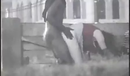 Umjesto da prstima ili vibratorom odgurne pucketavu pičku, bogata brineta ležala je retro xxx tube pod toplom mlazom vode, zamijenila klitoris ispod nje i počela uživati ​​u onome što se događa