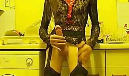 Tip joj daje debeli penis retro xxx tube u raznim pozama, koji se ritmički utapa u svojoj crvenoj, naribanoj masturbaciji maca
