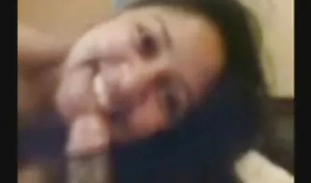 Mršava azijska lutka u retro xxx tube lisicama