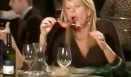 Plavuša uzima classic porno movies sperma u usta