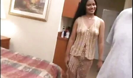 Ova azijska studentica dobila vintage bdsm film je iskusnog redatelja, pomaže joj da se opusti pred kamerom i skine. Ona leži široko, a on joj uvodi nožne prste