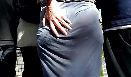 Japanka se zajebava s momkom na krevetu. Ona slatko retro porn classic sisa njegov penis i širi nježne noge za seks