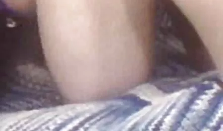 Brinete retro porn classic se grle, ližu i završavaju glasno