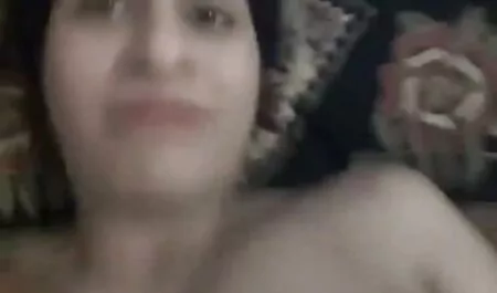 Seksi pilić se retro pornofilms jebe zgodnim muškarcem i sisa mu ogromni kurac