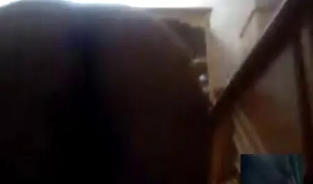 Prsata maca osmjehuje vintage film xxx se kameri i trese boobs