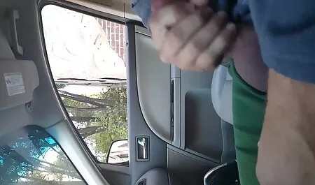 Gay raširi guzicu vlastitim rukama i pokaže vintage film porn crnca