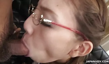 Seksi crnka s nježnim, vlažnim xxx retro film usnama čini svjež usis