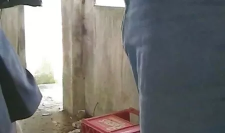 Djevojka retro italian xxx se ponašala provokativno sa sakupljačem namještaja, a osim što je platio malo, u znak odmazde, počeo ju je bezobrazno gnjaviti i kao rezultat toga imao je seks