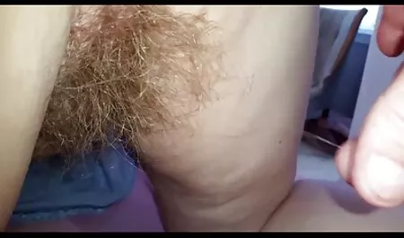 Babe masturbira vlažnu pičku i erotic vintage film liže prste
