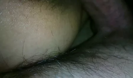 Zabavni video s sadomaso žanrom, u kojem je određeni seksualni perverznjak razapeo prsata, zgodna brineta po zidu film retro sex i, nakon što je malo stisnuo svoje velike, uhvaćene sise, iz nekog razloga ih prelijeva otrovnom bojom