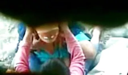 Prstima nježno njegujući njezinu vaginu retro xxx film