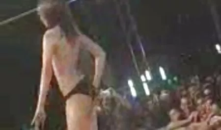 Prvo joj je milovao penis nogama, a sex retro film zatim je gospodin rastrgao gaćice i ne samo da je liznuo njušku, već ju je jebao i svom strašću
