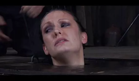 Dvije ljepotice se vole milovati u krevetu, nježno se ljube, dodiruju klitoris svojim jezicima, a zatim vade član i međusobno se dovode retro sex film do orgazma
