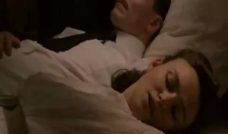 Vrlo seksi brineta u ulju miluje vintage film porn njeno tijelo