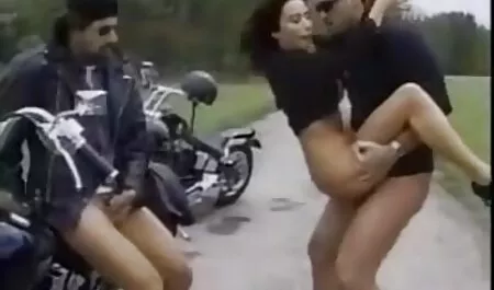 Ogromno crno čudovište dugo vintage nude film je tražilo udobnu meku špilju u kojoj bi se moglo zabaviti i opustiti!