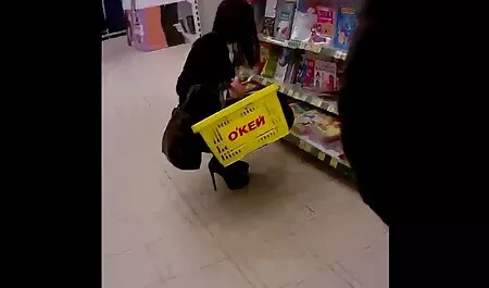 Čovjek retro sex xxx uzima kuju u bazenu i daje joj kurac u usta