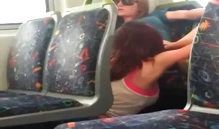 Kratkodlaka kuja usisava pratioca ravno u vlak. Ušli su u predvorje, gdje je momak skinuo sex film vintage hlače i ubacio mu uzbuđeni kurac u usta
