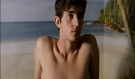 Čovjek jebe dvije vruće kuje, liže im pičkice, stišću guzu i sise, on ih teško jebe i german vintage film cums u ustima