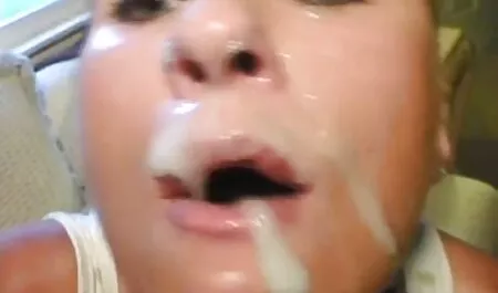 Mlada kuja pokazuje svoju pičku u gaćicama sex film vintage