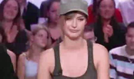 Kad član vintage porno films uđe u mačku, djevojka odleti u naletu slatkog zadovoljstva